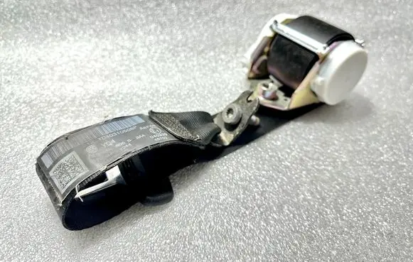 Volkswagen PASSAT B6 Rear seatbelt 3C9857806G