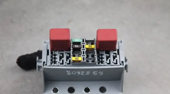 Fiat 500X Fuse box cover 70250D272