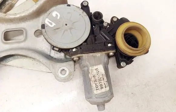 Toyota Corolla Verso AR10 Rear door window regulator motor 698300F020