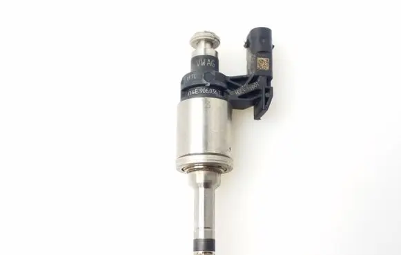 Volkswagen Golf VII Fuel injector 04E906036T