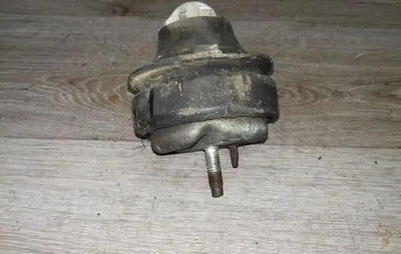 Volvo XC90 Engine mount bracket 8683936