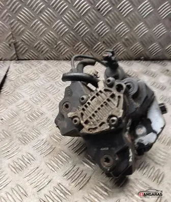 Volvo S80 Fuel injection high pressure pump 8689591