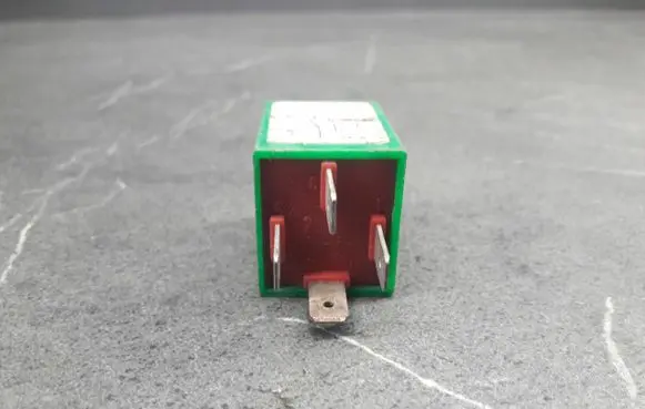 Saab 900 Fuel pump relay 03318