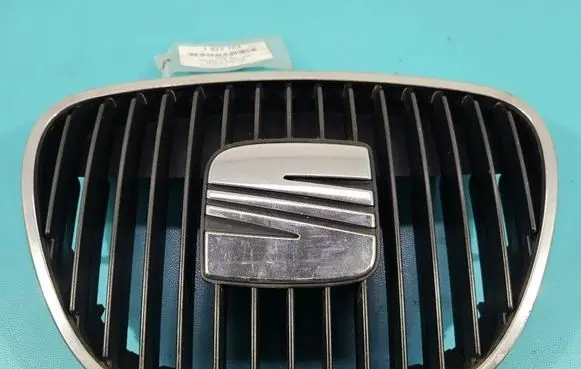 Seat Ibiza III (6L) Front bumper upper radiator grill 6L0853654 IMPRK1522723
