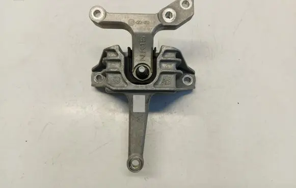 Engine mount vacuum valve