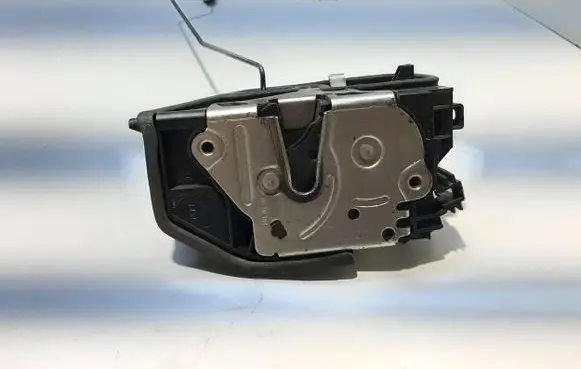 BMW X3 E83 Front door lock 7202143