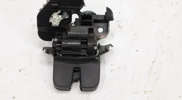 Skoda Fabia Mk3 (NJ) Tailgate/trunk/boot lock/catch/latch 8R0827505A