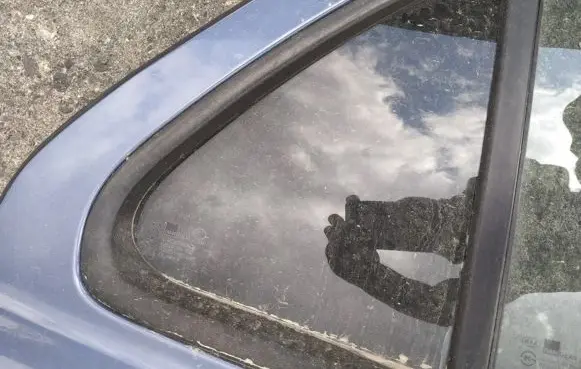 Rear vent window glass