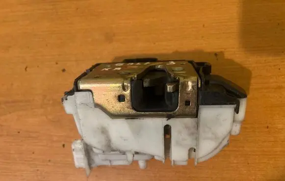 Volkswagen Golf III Rear door lock 1H1837015K 1H0862153