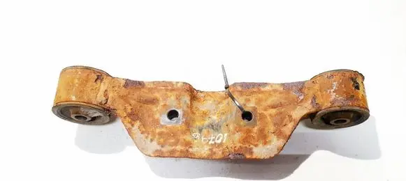 Subaru Legacy Engine mount bracket