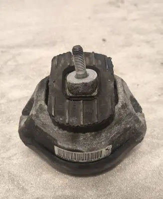 BMW 5 E60 E61 Engine mount bracket 6774620