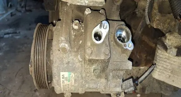 Volkswagen PASSAT B6 Air conditioning (A/C) compressor (pump) 1K0820859F