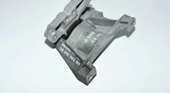 Engine mount bracket