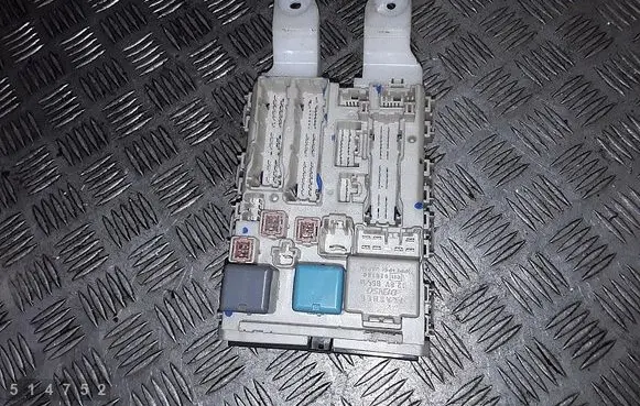 Toyota Auris 150 Fuse module 8273002150a