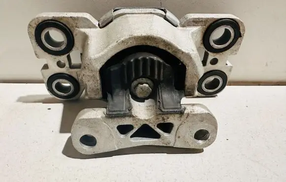 Land Rover Evoque I Engine mount bracket FJ327M121AD