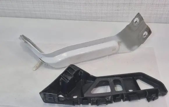 Volkswagen Caddy Fender mounting bracket 1T0821135C 2K5807183