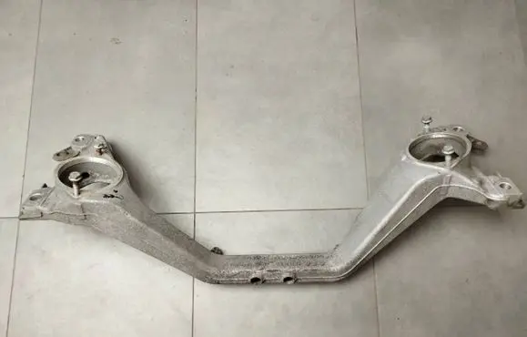 Audi Q7 4L Engine mounting bracket 7L6199207B