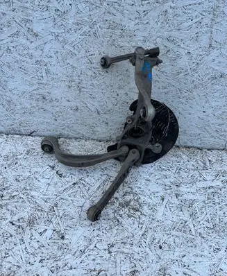 Audi Q7 4M Front wheel hub spindle knuckle