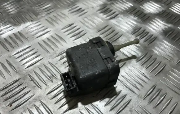 Headlight level adjustment motor