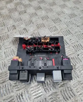 Volkswagen PASSAT B6 Fuse module 3C0937049