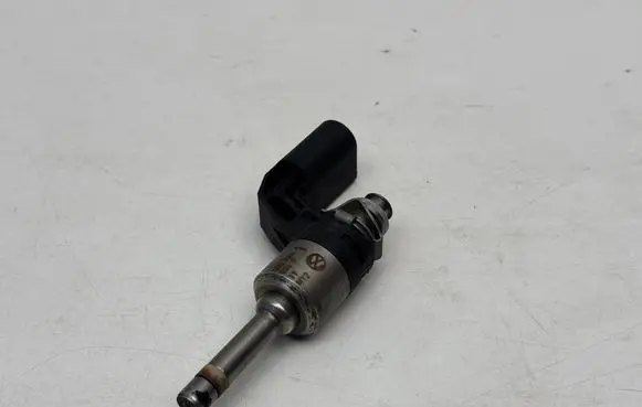 Volkswagen Eos Fuel injector 03C906036F