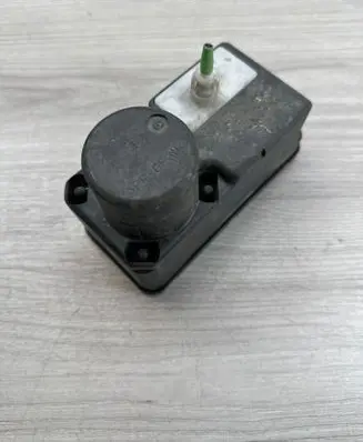 Volkswagen PASSAT B4 Central locking vacuum pump 1H0962257G