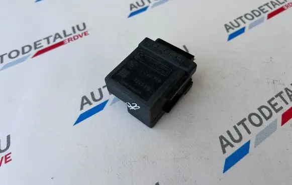 BMW 3 E46 Glow plug pre-heat relay 2246919 12212246919