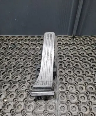 Accelerator throttle pedal