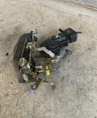 Lexus ES 250 - 300 - 330 Front door lock