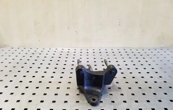 Engine mounting bracket