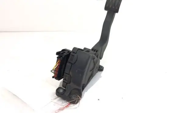 Accelerator throttle pedal