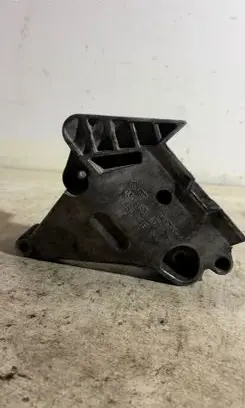 Volkswagen Touran I Engine mounting bracket 03G199207A 550KTS82