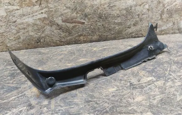 Rear fender molding trim