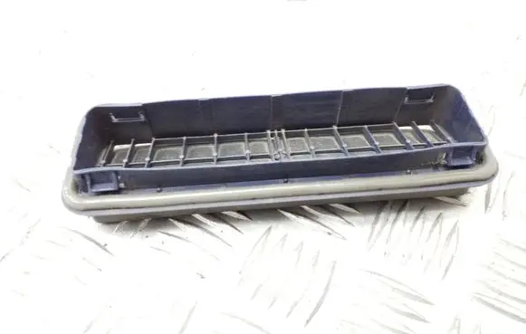 Quarter panel pressure vent