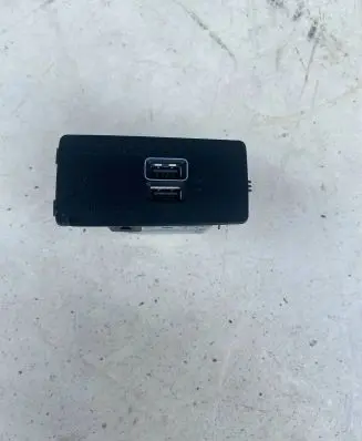 Volvo XC90 USB socket connector 31407038 10R053559