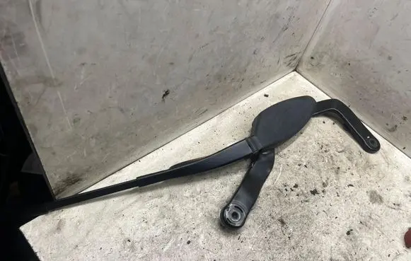 Mercedes-Benz E W211 Front wiper blade arm A2118201244