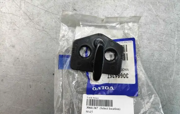 Volvo XC90 Front door lock loop/hook striker 30661367 9159920