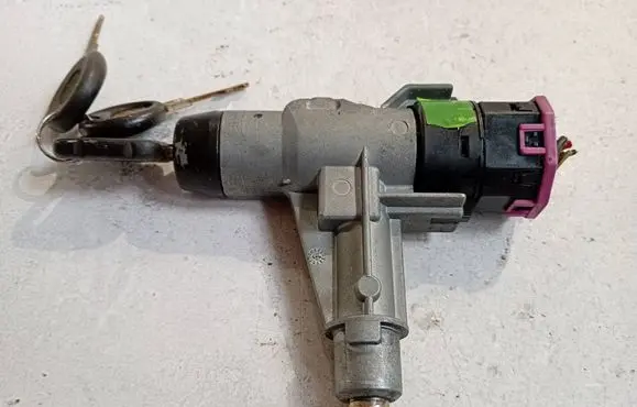 Audi 80 90 S2 B4 Ignition lock 893905851