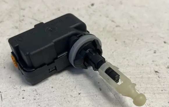 Opel Mokka B Headlight level adjustment motor 92004014