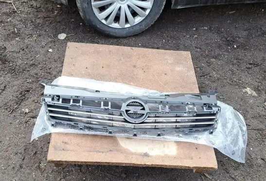 Opel Astra H Front bumper upper radiator grill 93191829