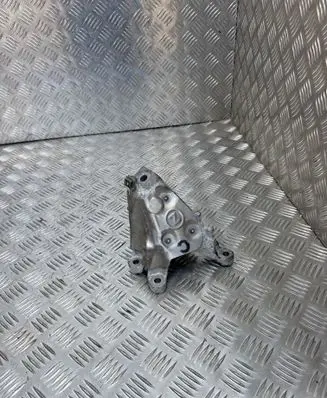 BMW 5 G30 G31 Engine mounting bracket 6870754