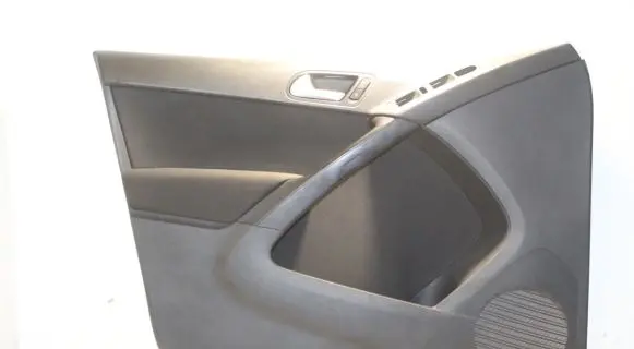 Volkswagen Tiguan Front door card panel trim