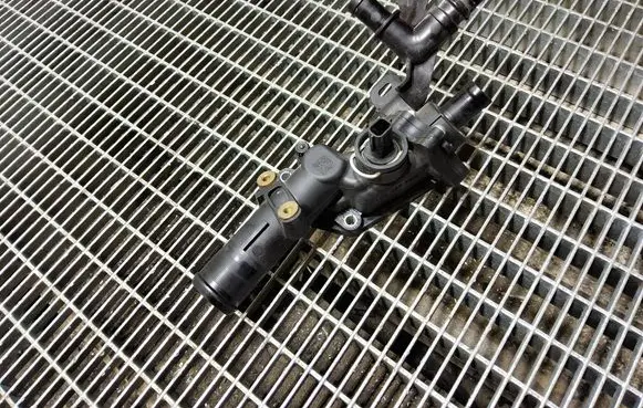 Mercedes-Benz B W246 W242 Thermostat/thermostat housing 110602770R
