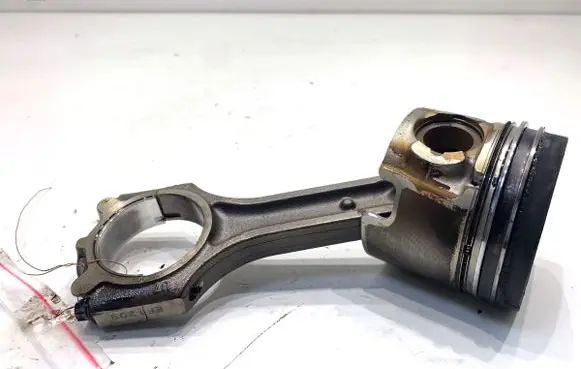 KIA Sportage Piston with connecting rod D4FD