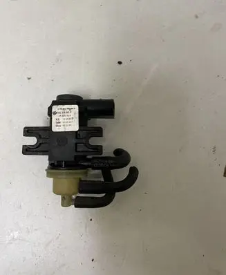 Volkswagen Golf VII Vacuum valve 04L131051F