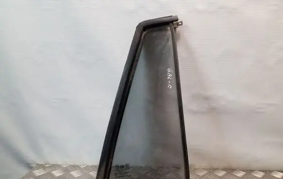 Rear vent window glass