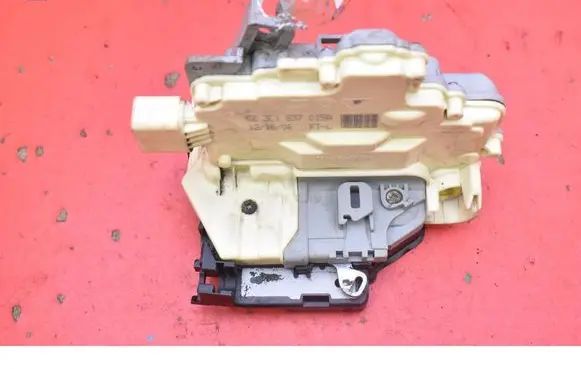 Volkswagen PASSAT B6 Front door lock 3C1837015A