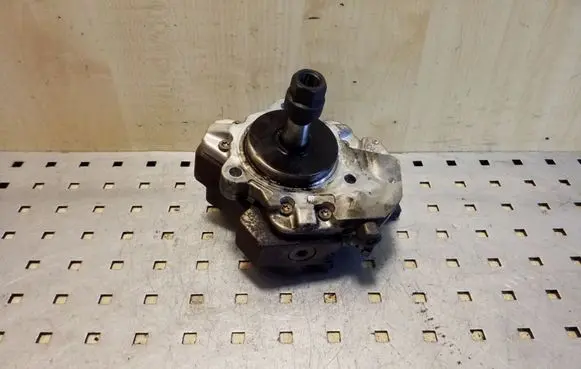 BMW X3 E83 Fuel injection high pressure pump 7798333 0445010146