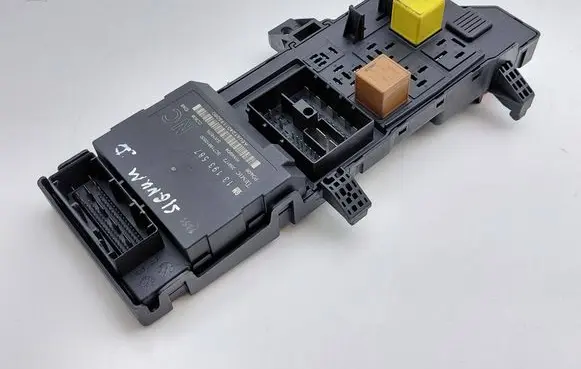 Opel Signum Fuse module 13223678 13223678JA 518897004