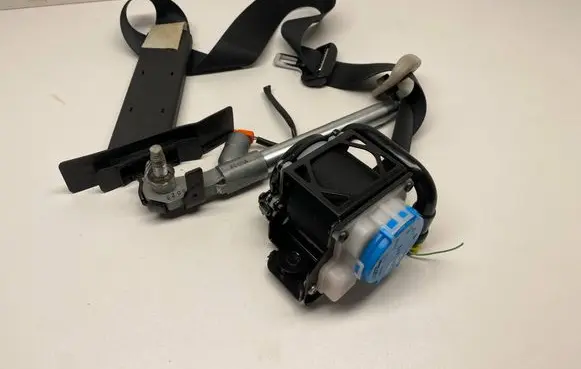 Nissan X-Trail T32 Front seatbelt 11053315101